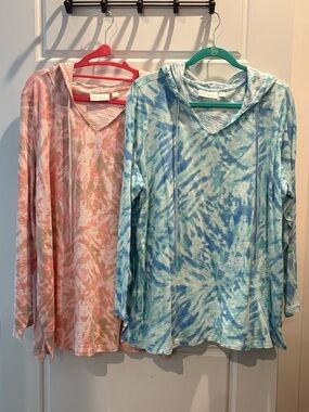 Belle by Kim Gravel Blue & Peach Tie-Dye Hooded V-Neck Tops